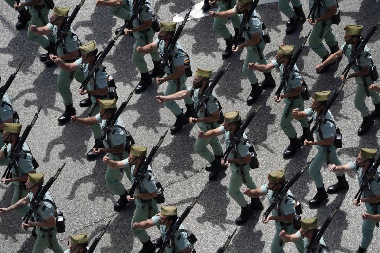 Efectivos de la Legión desfilan el Día de las Fuerzas armadas 2024 en Oviedo