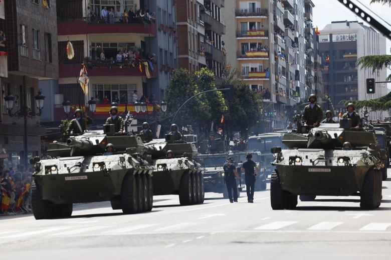 Los carros de combate Leopard y Pizarro enfilan el centro de Oviedo durante el Desfile de las Fuerzas Armadas 2024