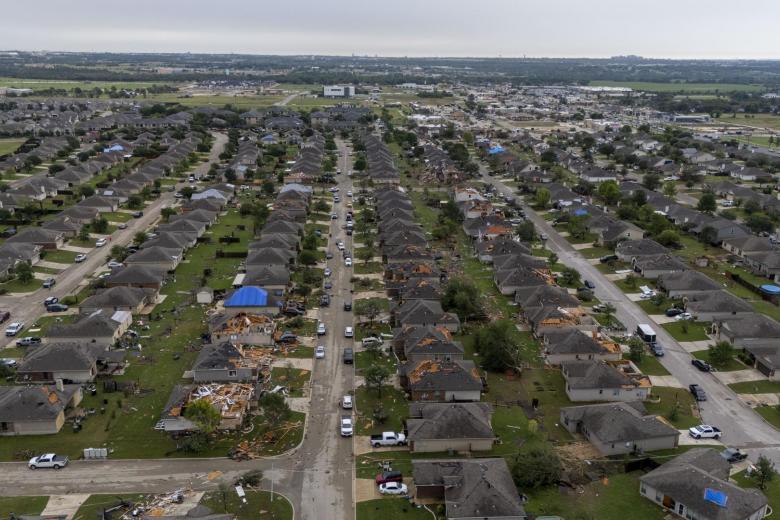 Vista aérea de las casas que fueron azotadas por un tornado en Temple, Texas, EE.UU., 23 de mayo de 2024. Según el jefe de bomberos de Temple, Mitch Randles, unas 30 personas resultaron heridas y más de 500 hogares y negocios se vieron afectados