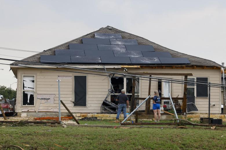 Una familia observa los daños después de que su casa fuera azotada por un tornado en Temple, Texas, EE.UU., el 23 de mayo de 2024.