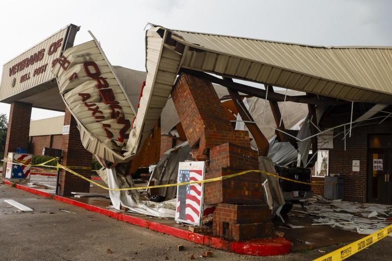 Vista general de un edificio de Asuntos de Veteranos que fue azotado por un tornado en Temple, Texas, EE. UU., 23 de mayo de 2024.