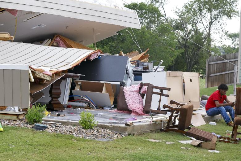 El propietario de una casa se sienta en el suelo después de que su casa fuera azotada por un tornado en Temple, Texas, EE. UU., 23 de mayo de 2024.