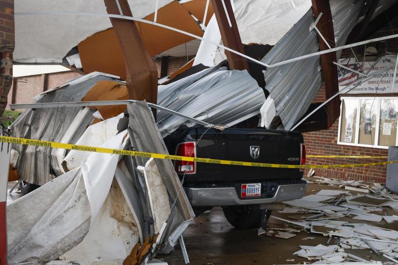 Un camión quedó destruido debajo del edificio de Asuntos de Veteranos después de ser azotado por un tornado en Temple, Texas, EE. UU., el 23 de mayo de 2024.