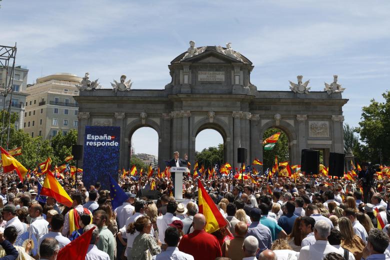 El líder del PP Alberto Nuñez Feijóo, interviene en la manifestación contra Pedro Sánchez y la ley de amnistía convocada por el PP, este domingo en la Puerta de Alcalá en Madrid