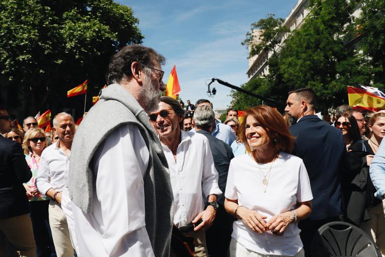 Los expresidentes del Gobierno José María Aznar y Mariano Rajoy conversan junto a la exalcaldesa de Madrid, Ana Botella, durante un momento de la manifestación