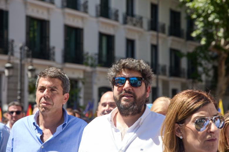 El presidente del PPCV y presidente de la Generalitat Valenciana, Carlos Mazón (i), y el presidente de la Región de Murcia, Fernando López Miras (d), durante la manifestación del PP, en la Puerta de Alcalá