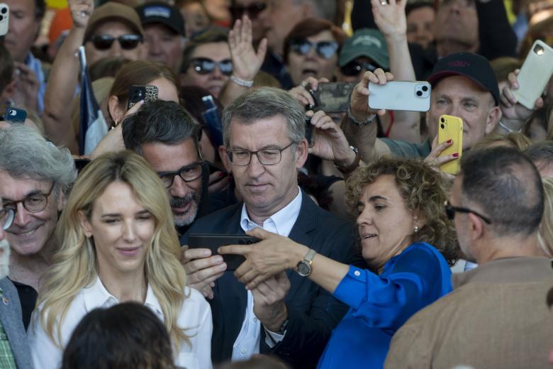 La diputada del PP, Cayetana Álvarez de Toledo (2i), el presidente del Partido Popular, Alberto Núñez Feijóo (c), y la candidata del PP para las elecciones europeas, Dolors Montserrat (2d)