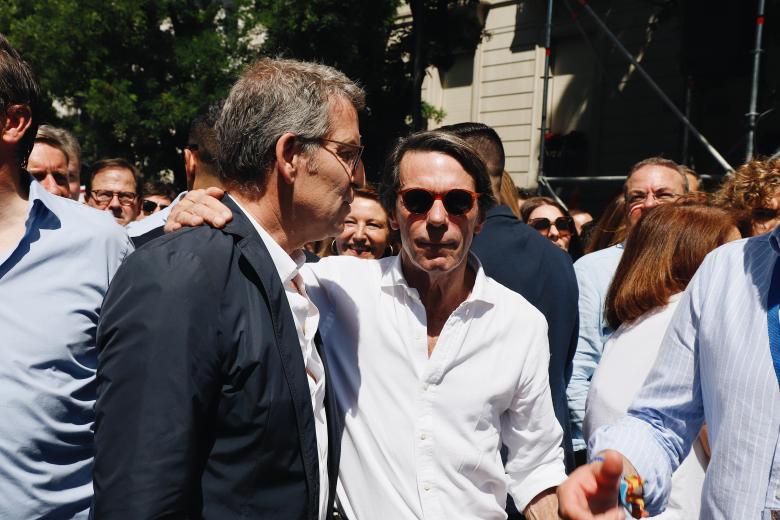 El expresidente del Gobierno José María Aznar saluda al líder del PP, Alberto Núñez Feijóo durante la protesta multitudinaria en Madrid contra Pedro Sánchez y la amnistía