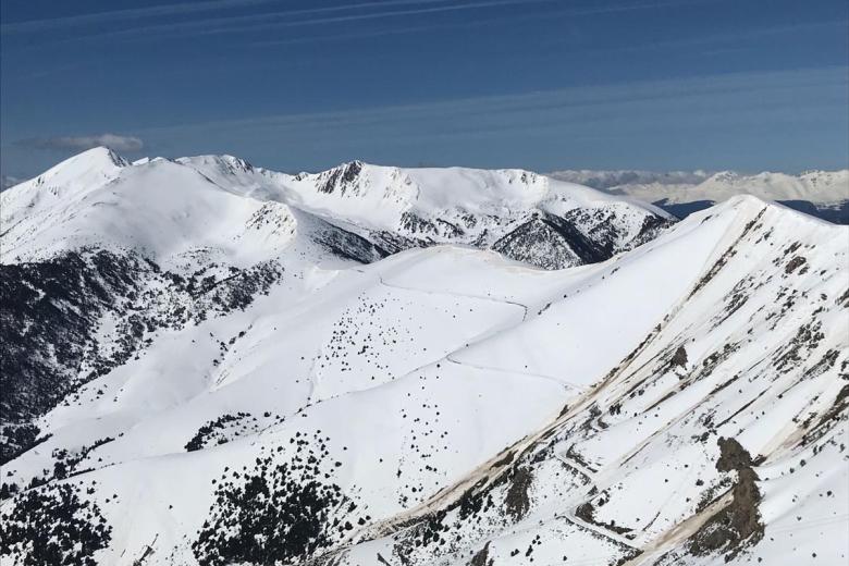 Los montes y valles que rodean Os de Civís hacen de este un sitio ideal para practicar deportes como senderismo o ciclismo de montaña. Múltiples itinerarios parten desde el escarpado pueblo, como los de la Cultia, Montaner, Setúria, Riu de Salória o de la Collada de Conflent. Cabe señalar que varios de ellos solo recomendados para deportistas o aficionados con larga preparación.