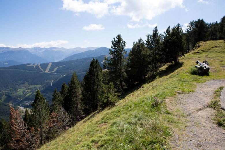 La situación geográfica ha supuesto que los habitantes del pequeño pueblo, pese a ser españoles, tengan una estrecha relación con Andorra. Los jóvenes del pueblo se forman en escuelas andorranas. Al tiempo, las instituciones vecinas sustentan el mantenimiento y limpieza de la carretera o financian el servicio de recogida de basuras. En cambio, las votaciones electorales o temas judiciales se resuelven en municipios vecinos españoles y la seguridad ciudadana corresponde a los Mossos d’Esquadra.