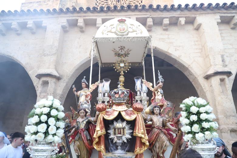 La hermandad de Ánimas celebra el Corpus por las calles de su barrio