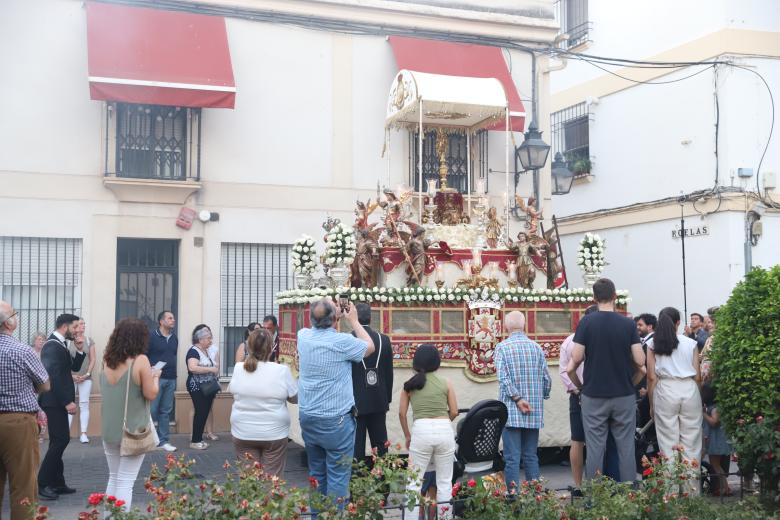 La hermandad de Ánimas celebra el Corpus por las calles de su barrio