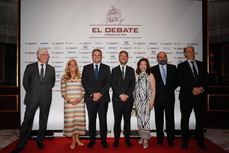 Andrés Rodríguez Villa, director gerente de Asisa, Rocío Albert López-Ibor, consejera de Economía, Hacienda y Empleo de la Comunidad de Madrid, Jorge Rodrigo Domínguez, consejero de Vivienda, Transportes e Infraestructuras, Miguel Ángel García Martín, consejero de Presidencia, Fátima Matute Teresa, consejera de Sanidad, D. Alfonso Bullón de Mendoza, presidente de la ACdP y El Debate y Miguel López-Valverde Argüeso, consejero de Digitalización