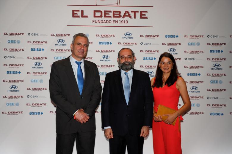 Javier Ortega Smith, portavoz de Vox en el Ayuntamiento de Madrid, D. Alfonso Bullón de Mendoza, presidente de la ACdP y El Debate y Paulina Sánchez del Río