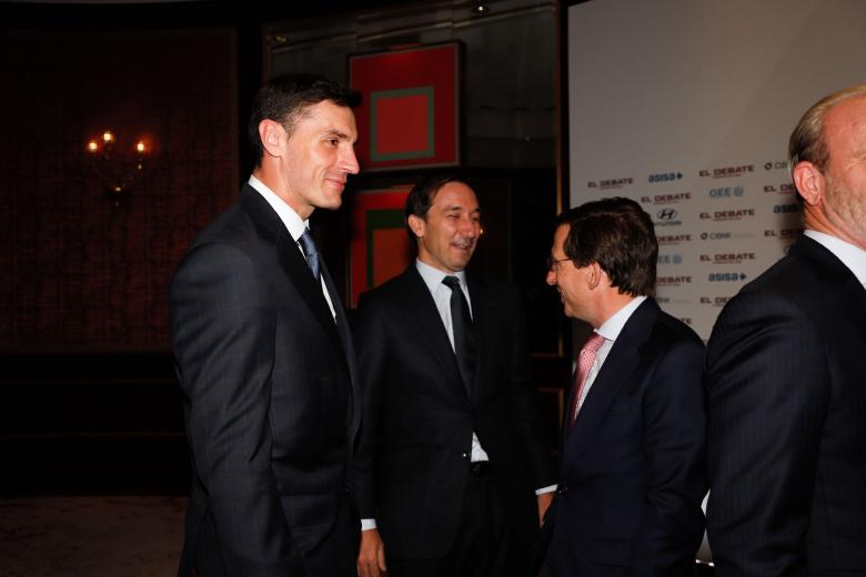 Raúl Delgado, director GEE, Enrique Serra, consejero delegado de CBNK y José Luis Martínez-Almeida, alcalde de la Comunidad de Madrid