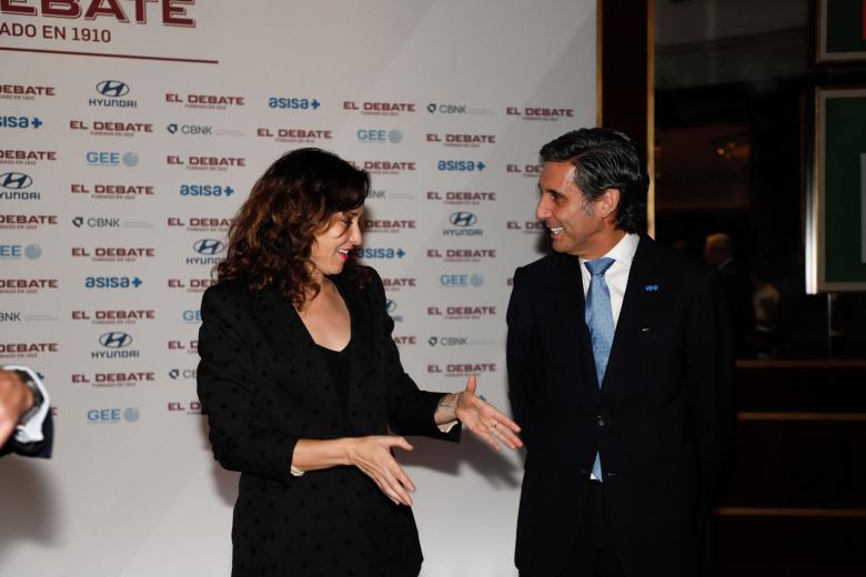 Isabel Díaz Ayuso conversando con José María Álvarez-Pallete antes del inicio de la entrega de los premios