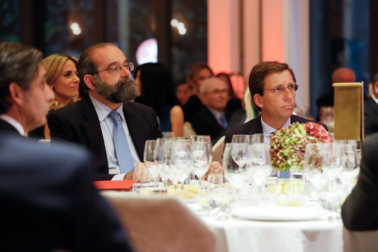 D. Alfonso Bullón de Mendoza y José Luis Martínez-Almeida durante la entrega de premios