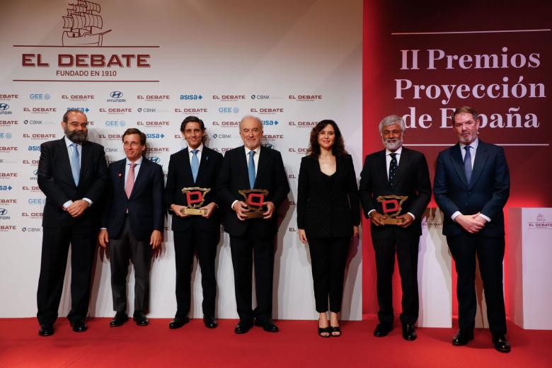 D. Alfonso Bullón de Mendoza, José Luis Martínez-Almeida, José María Álvarez-Pallete, Santiago Muñoz-Machado, Isabel Díaz Ayuso, Tunku Varadarajan y Bieito Rubido, al finalizar la entrega de premios de El Debate