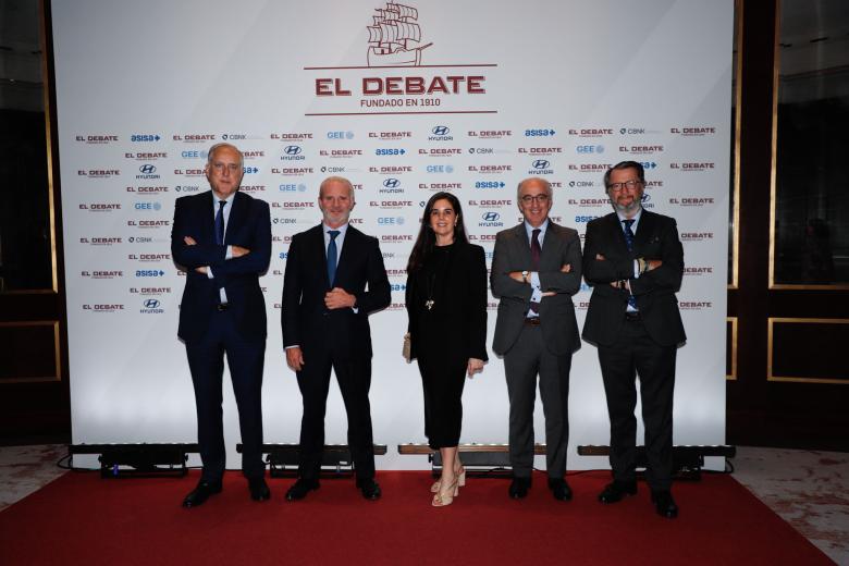 De izquierda a derecha: Juan José Martínez Saavedra, Polo Satrústegui, presidente de Hyundai España, Elena Gris, Javier Tello, director general del CEU y Santiago de la Rocha