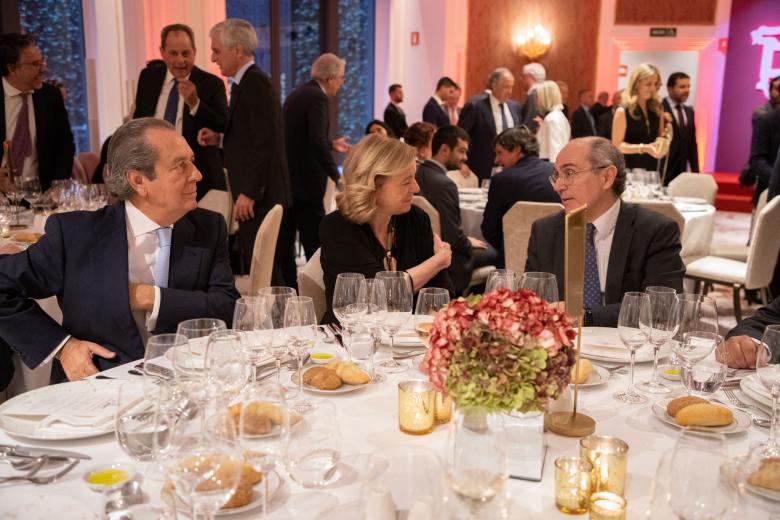 Vicente Oliva, director de Inmuebles de Asisa, Catalina Luca de Tena y Adolfo Garrido, adjunto al Director de El Debate. Detrás conversan Jorge Alum, Ignacio Iglesias y Adolfo Suárez