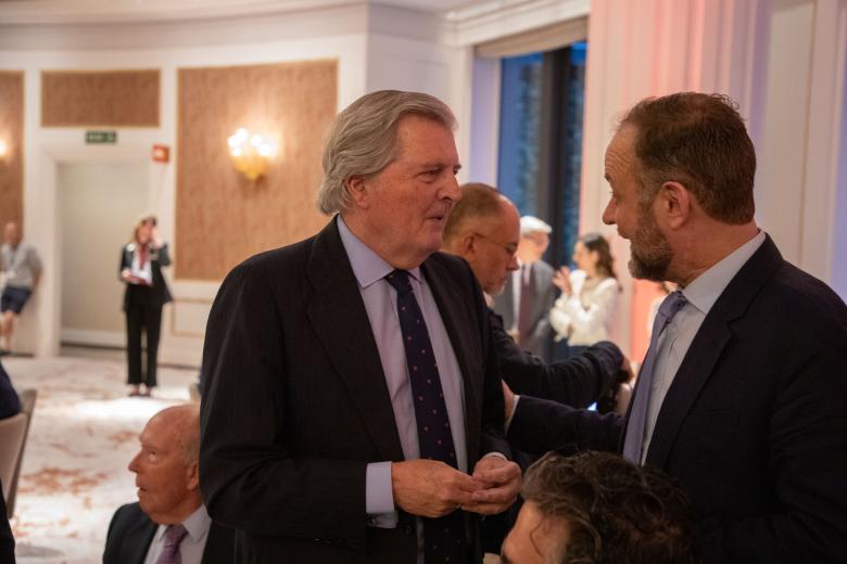 El exministro Íñigo Méndez de Vigo junto a Isambard Wilkinson, ganador del Premio de Comunicación de El Debate de la edición anterior