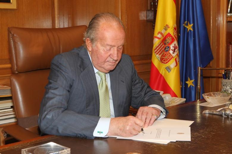 Spanish King Juan Carlos I and Crown Prince Felipe of Borbon during  the signing of the abdication law of Spain King Juan Carlos at the Royal Palace of Madrid on Wednesday 18th June 2014