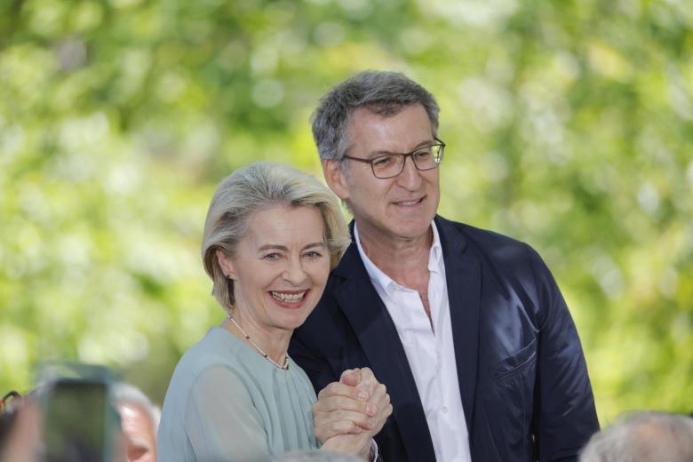 O PINO (A CORUÑA), 01/06/2024.- La presidenta de la Comisión Europea, Ursula von der Leyen (i), junto al presidente del Partido Popular, Alberto Núñez Feijóo (d), asisten a la tradicional Romería de O Pino, este sábado cerca de Santiago de Compostela. EFE/ Lavandeira Jr