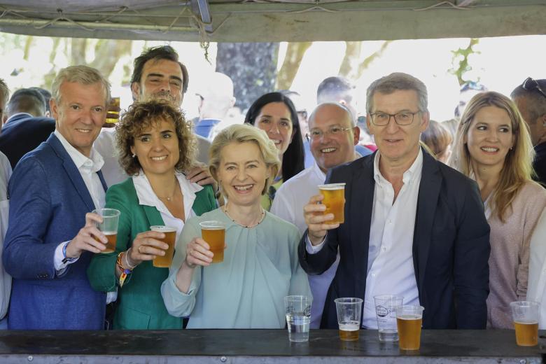 O PINO (A CORUÑA), 01/06/2024.- La presidenta de la Comisión Europea, Ursula von der Leyen (c), con el presidente del Partido Popular Alberto Núñez Feijóo (d), el presidente de la Xunta Alfonso Rueda (izq) y la candidata Dolores Montserrat (i) brindan con cerveza en la tradicional Romería de O Pino, cerca de Santiago de Compostela, hoy en la localidad coruñesa. EFE/ Lavandeira Jr