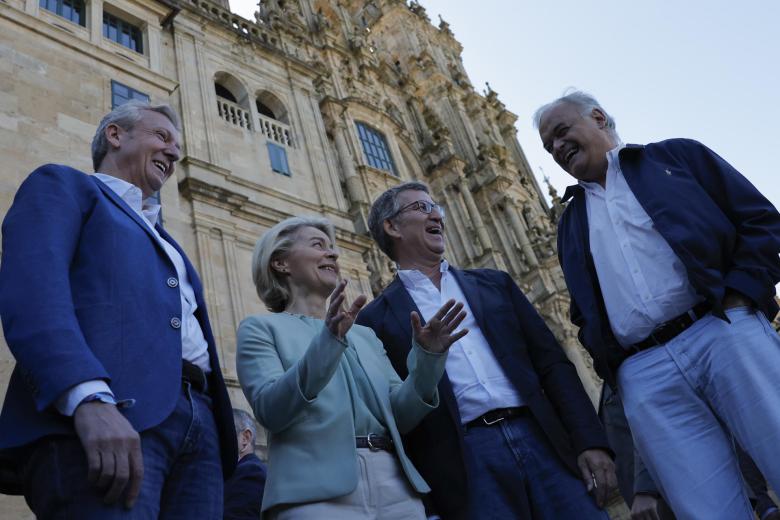 SANTIAGO DE COMPOSTELA, 01/06/2024.- Un grupo de estudiantes se manifiestan con caretas de la presidenta de la Comisión Europea, Ursula von der Leyen, en contra del genocidio en Gaza, a la llegada de la mandataria a la plaza del Obradoiro, este sábado en Santiago de Compostela. EFE/Lavandeira jr