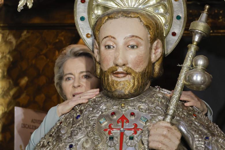 -FOTODELDIA- SANTIAGO DE COMPOSTELA, 01/06/2024.- La presidenta de la Comisión Europea, Ursula von der Leyen (2i), se reúne con el presidente del Partido Popular Alberto Núñez-Feijóo (2d), el presidente de la Xunta Alfonso Rueda (i), y el diputado del PP Esteban González Pons (d), en Santiago de Compostela, este sábado. Von der Leyen visita Santiago con motivo de la campaña del Partido Popular a las elecciones europeasEFE/ Lavandeira Jr