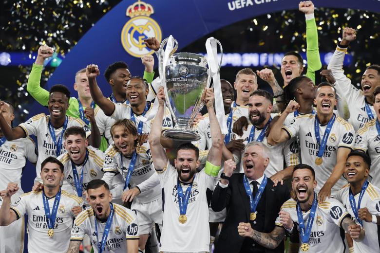 Nacho levanta al cielo de Londres la decimoquinta Champions del Real Madrid