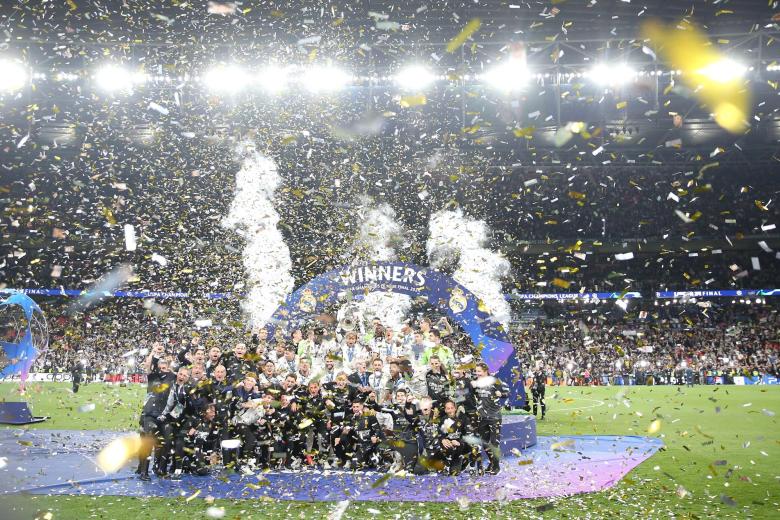 Los jugadores del Real Madrid celebran el triunfo de la decimoquinta Champions