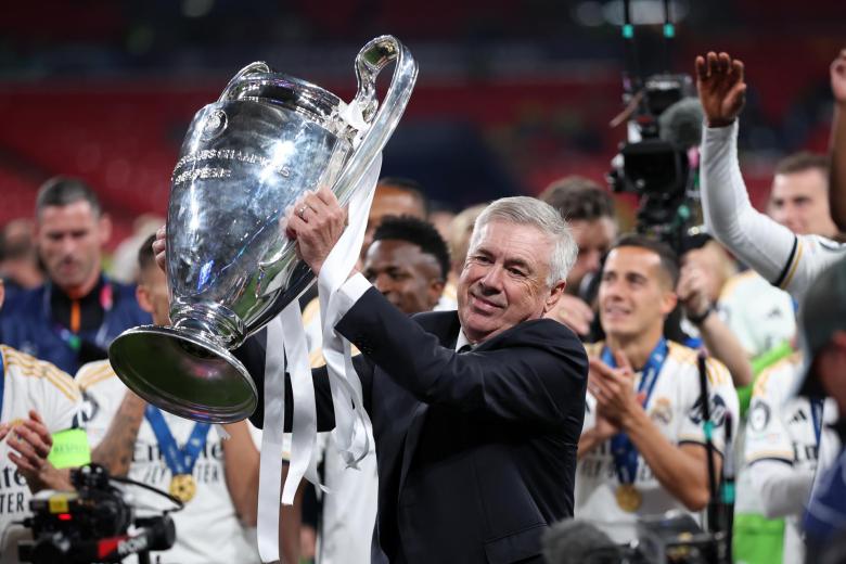 Carlo Ancelotti levanta la Champions conquistada en Londres