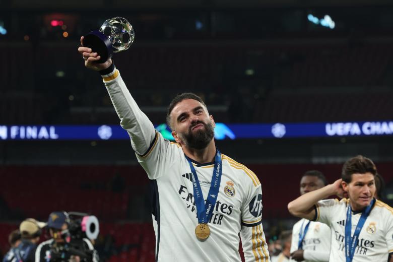 Carvajal con el premio a mejor jugador del partido