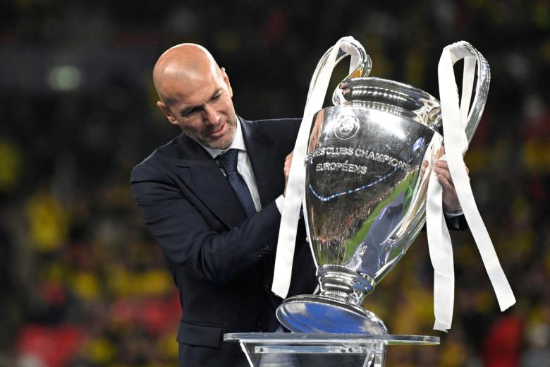 Zinedine Zidane ha sido el encargado de llevar la Champions a la ceremonia