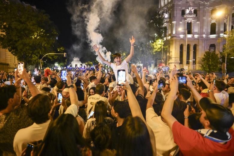 Aficionados del Real Madrid en la plaza de Cibeles celebran la Decimoquinta Copa de Europa