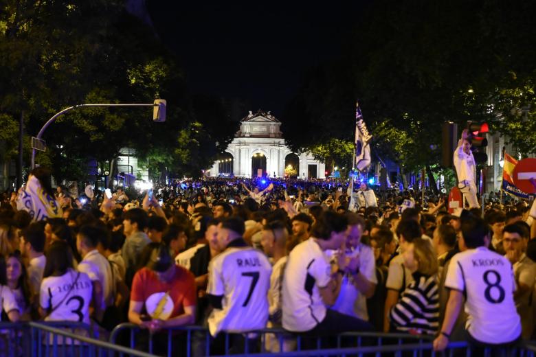 La plaza de Cibeles se llena de aficionados del Real Madrid