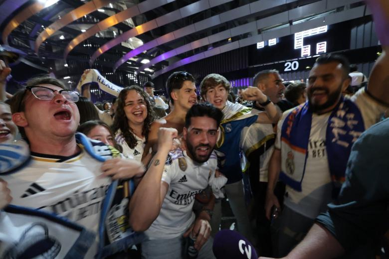 Aficionados del Real Madrid festejan el título en los aledaños del Bernabéu