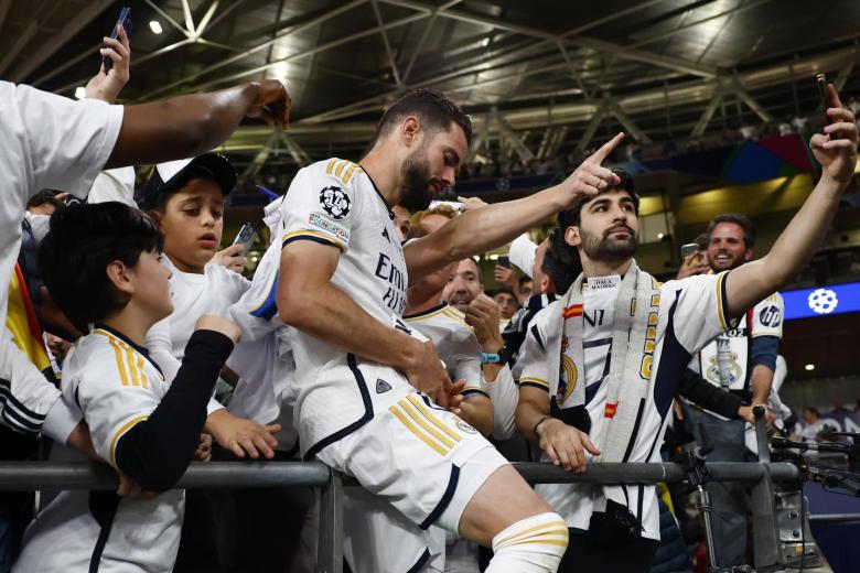 Nacho celebra con los aficionados en Wembley