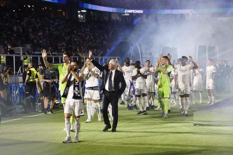 La plantilla del Real Madrid da la vuelta de honor al Santiago Bernabéu en la celebración de la Decimoquinta
