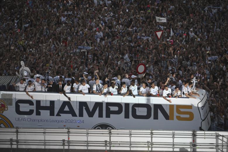 Los jugadores del Real Madrid celebran con la afición la victoria del equipo en la final de la Liga de Campeones
