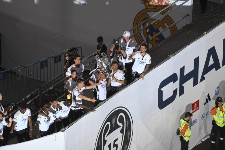 Los jugadores del Real Madrid ofrecen la Champions a los aficionados que se han acercado hasta Cibeles