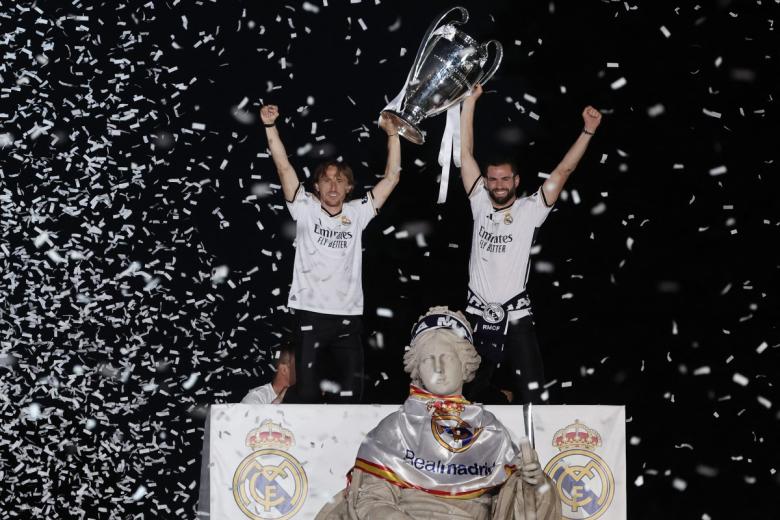 Nacho y Modric levantan la Champions en Cibeles