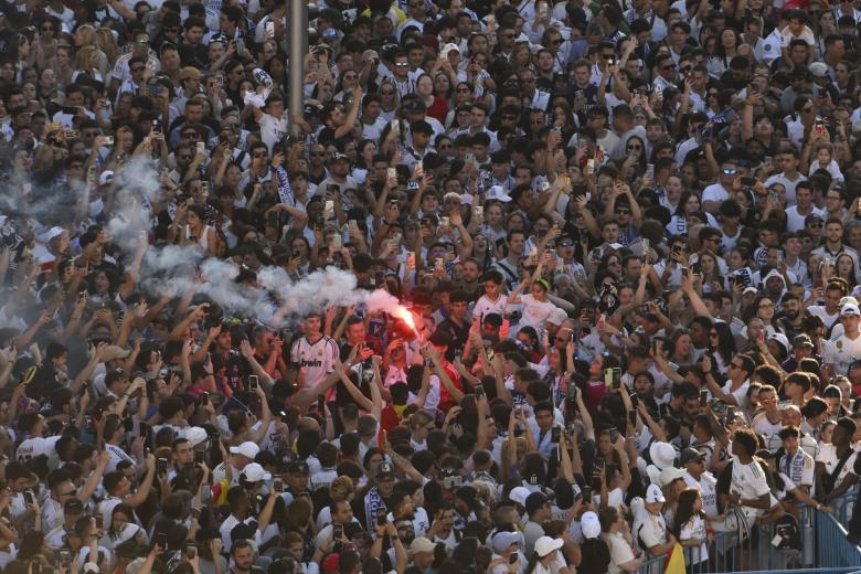 Miles de aficionados festejan la Champions del Real Madrid