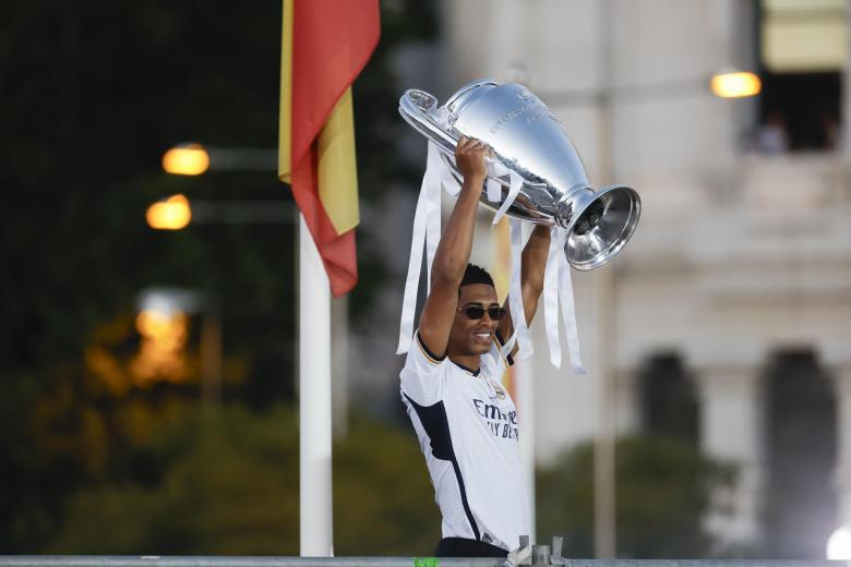 El centrocampista británico del Real Madrid Jude Bellingham levanta el trofeo este domingo en la Plaza de Cibeles