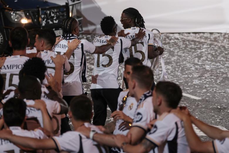 Los jugadores del Real Madrid celebran el triunfo