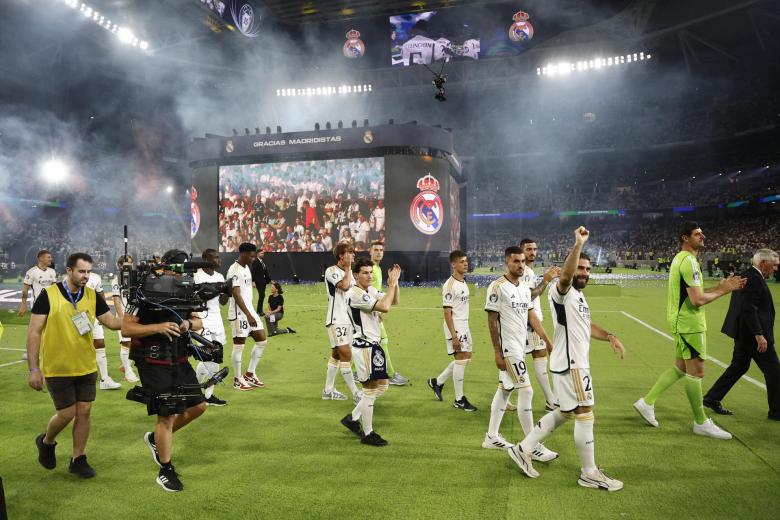 Los jugadores del Real Madrid durante la celebración hoy domingo en el estadio Santiago Bernabéu