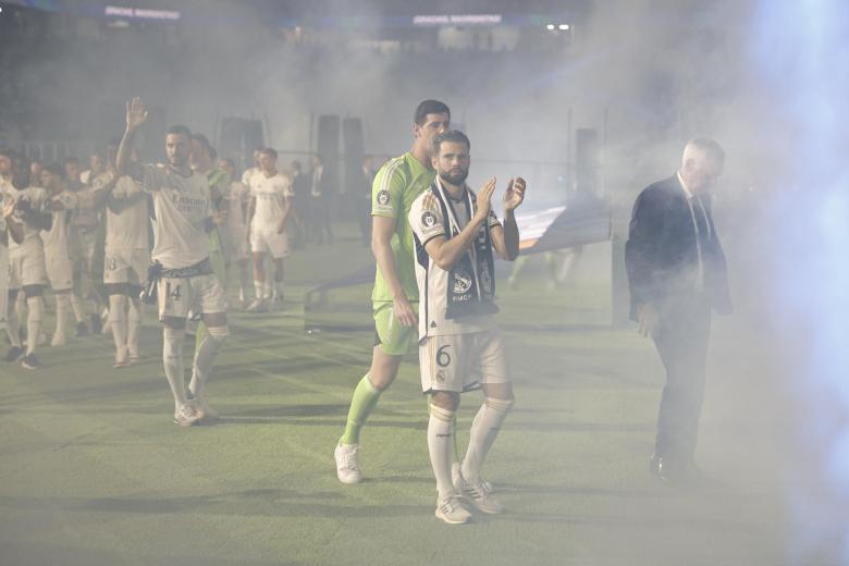 Los jugadores del Real Madrid dan la vuelta de honor al Santiago Bernabéu