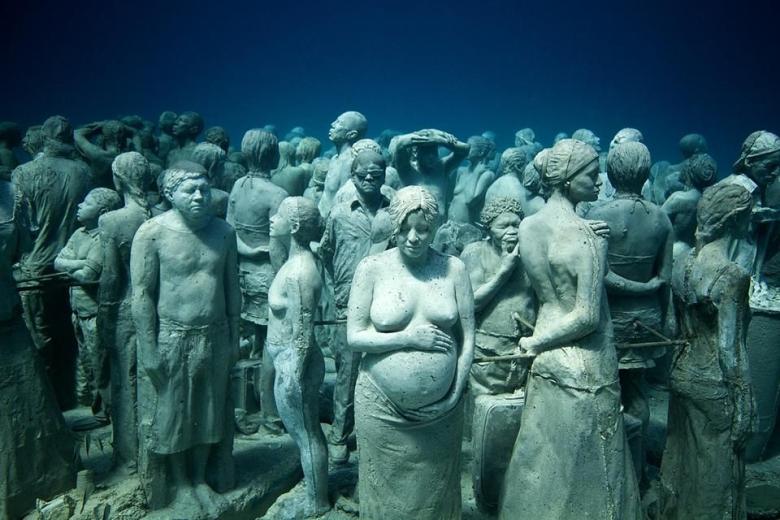 lo que permitirá que el museo sea visitable por buceadores de todos los niveles y que, incluso, sea visible desde la superficie. Durante esta primera fase se han sumergido las obras «El Rubicón», 35 figuras humanas caminando hacia un mismo destino, el umbral de una puerta que se abre en el Atlántico. A esta instalación se sumarán cuatro más: «Los jolateros», agrupación de niños en sus tradicionales barcos de latón; «Contenido», una pareja tomando un selfie que invita a la reflexión sobre las nuevas tecnologías y la autorreferencialidad; «Las esculturas híbridas», fusión de naturaleza y humanidad, y, finalmente, «Los fotógrafos», que también pretende abrir un debate sobre las nuevas tecnologías y el vouyerismo.