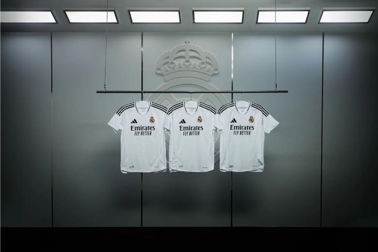 El Real Madrid y adidas presentan la camiseta para la temporada 2024-25. En esta ocasión, es un diseño minimalista en el que el color blanco incorpora un patrón de pata de gallo personalizado con las iniciales RM. Los detalles de la equipación son en negro, como el patrocinador, el logotipo de adidas, las franjas de los hombros y la línea del cuello en V.

La camiseta, que con este diseño limpio hace referencia al ADN del Real Madrid, está confeccionada con los materiales más avanzados y cuenta con la tecnología HEAT.RDY, que regula el flujo del aire para mantener a los jugadores frescos durante los partidos.